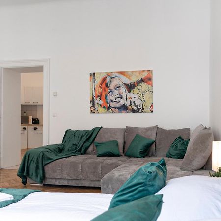 Prime Location & Peaceful Shared 2 Bedroom Apt With Backyard Вена Экстерьер фото