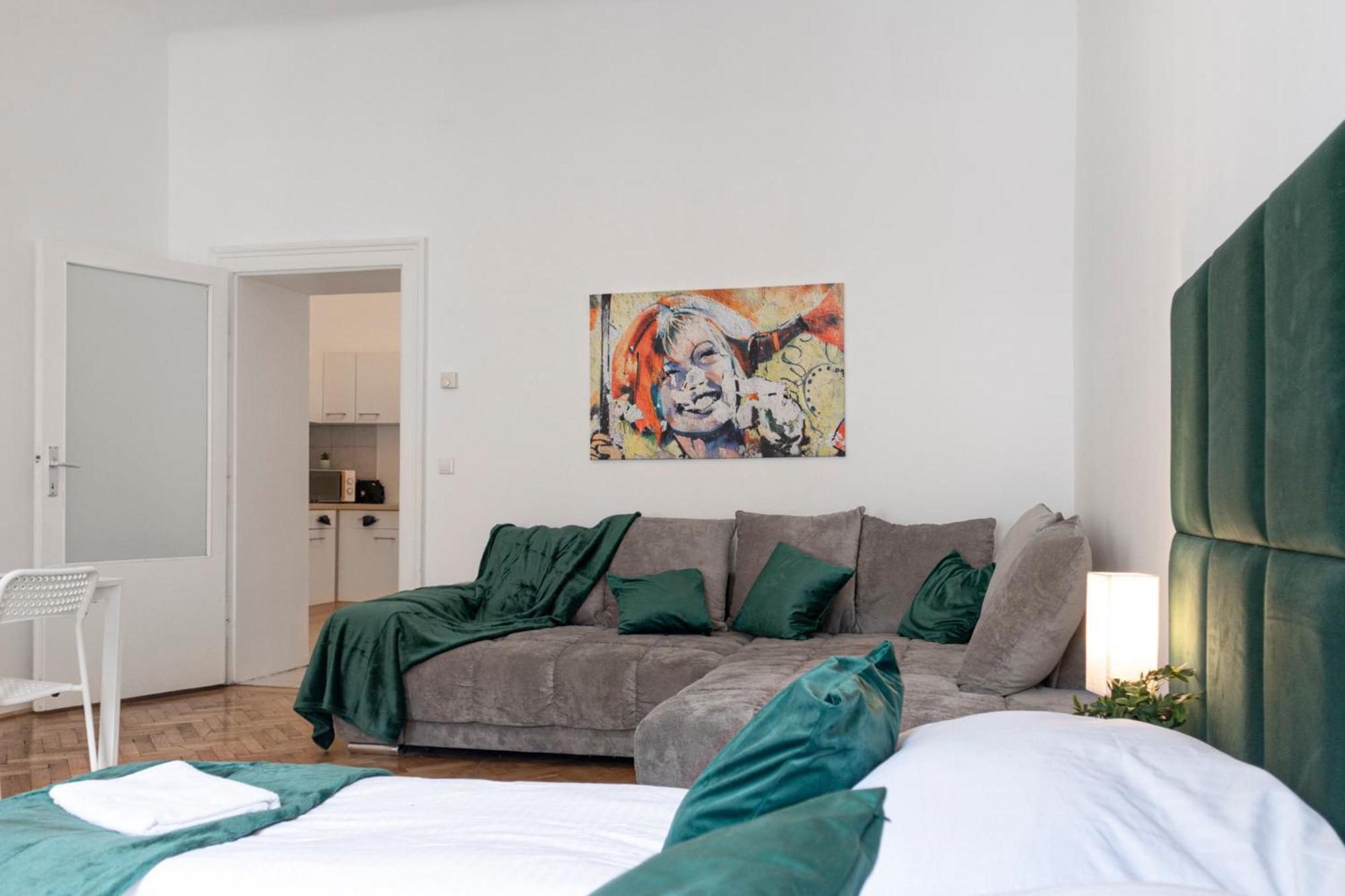 Prime Location & Peaceful Shared 2 Bedroom Apt With Backyard Вена Экстерьер фото