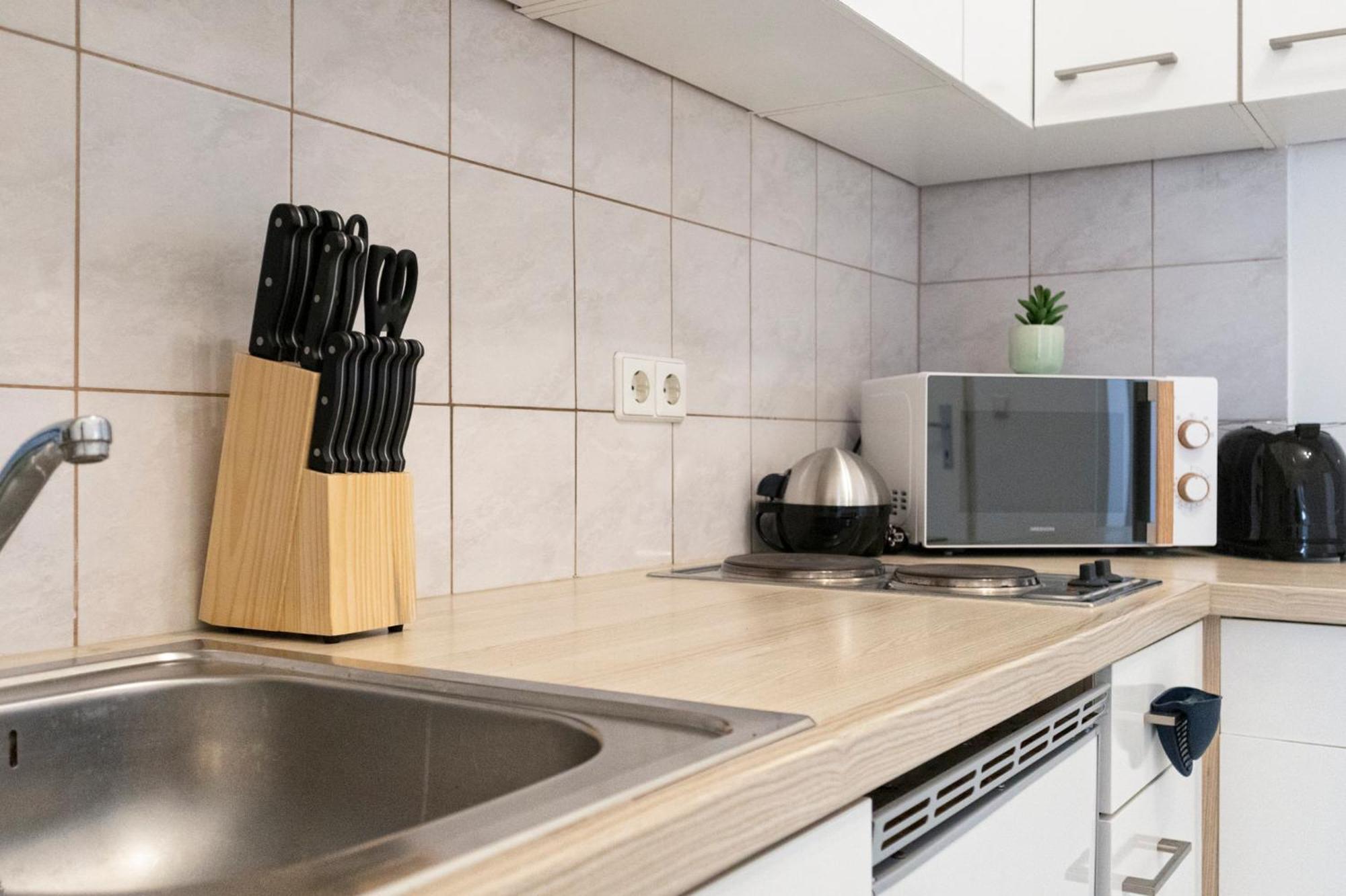 Prime Location & Peaceful Shared 2 Bedroom Apt With Backyard Вена Экстерьер фото