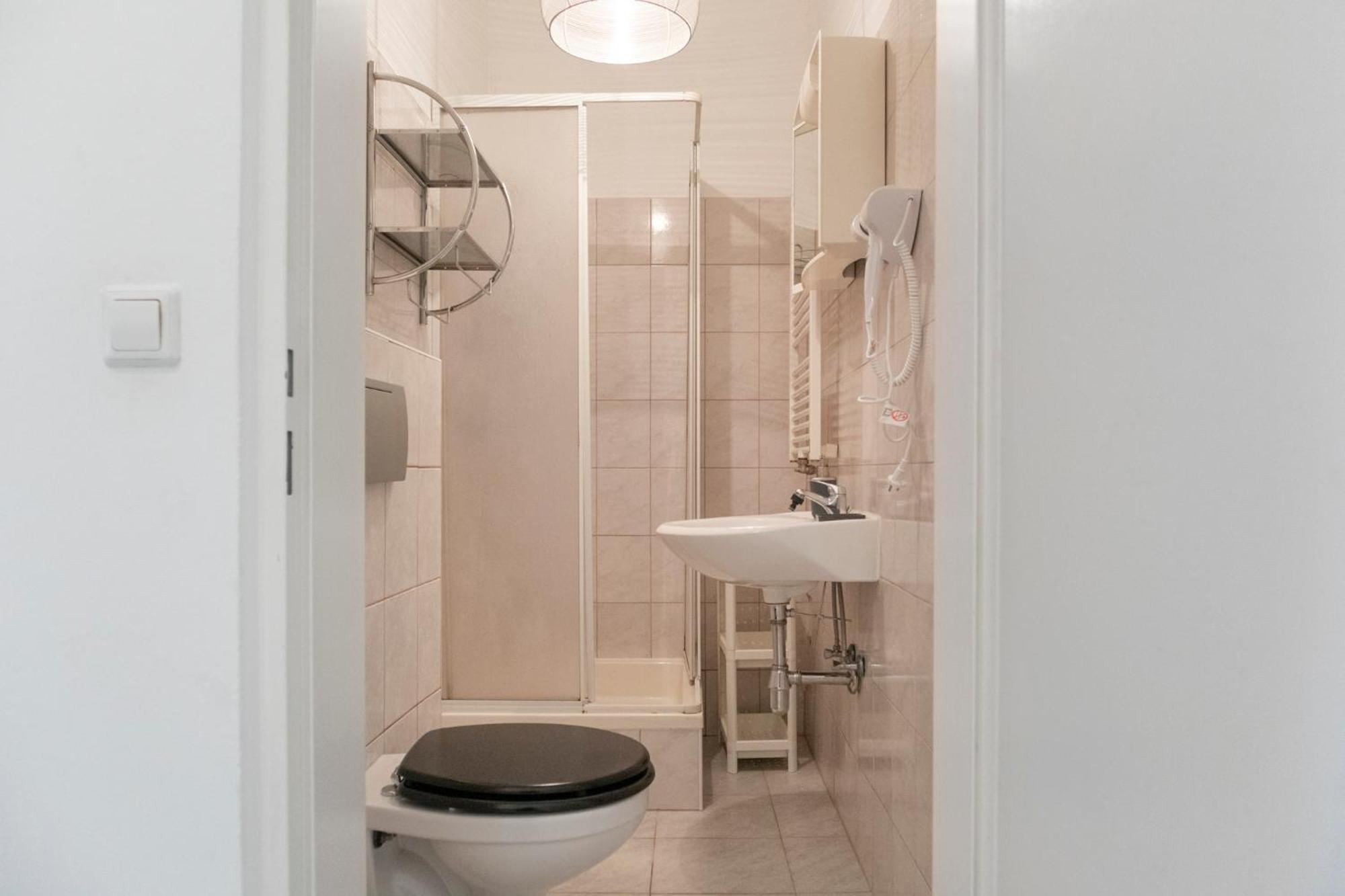 Prime Location & Peaceful Shared 2 Bedroom Apt With Backyard Вена Экстерьер фото
