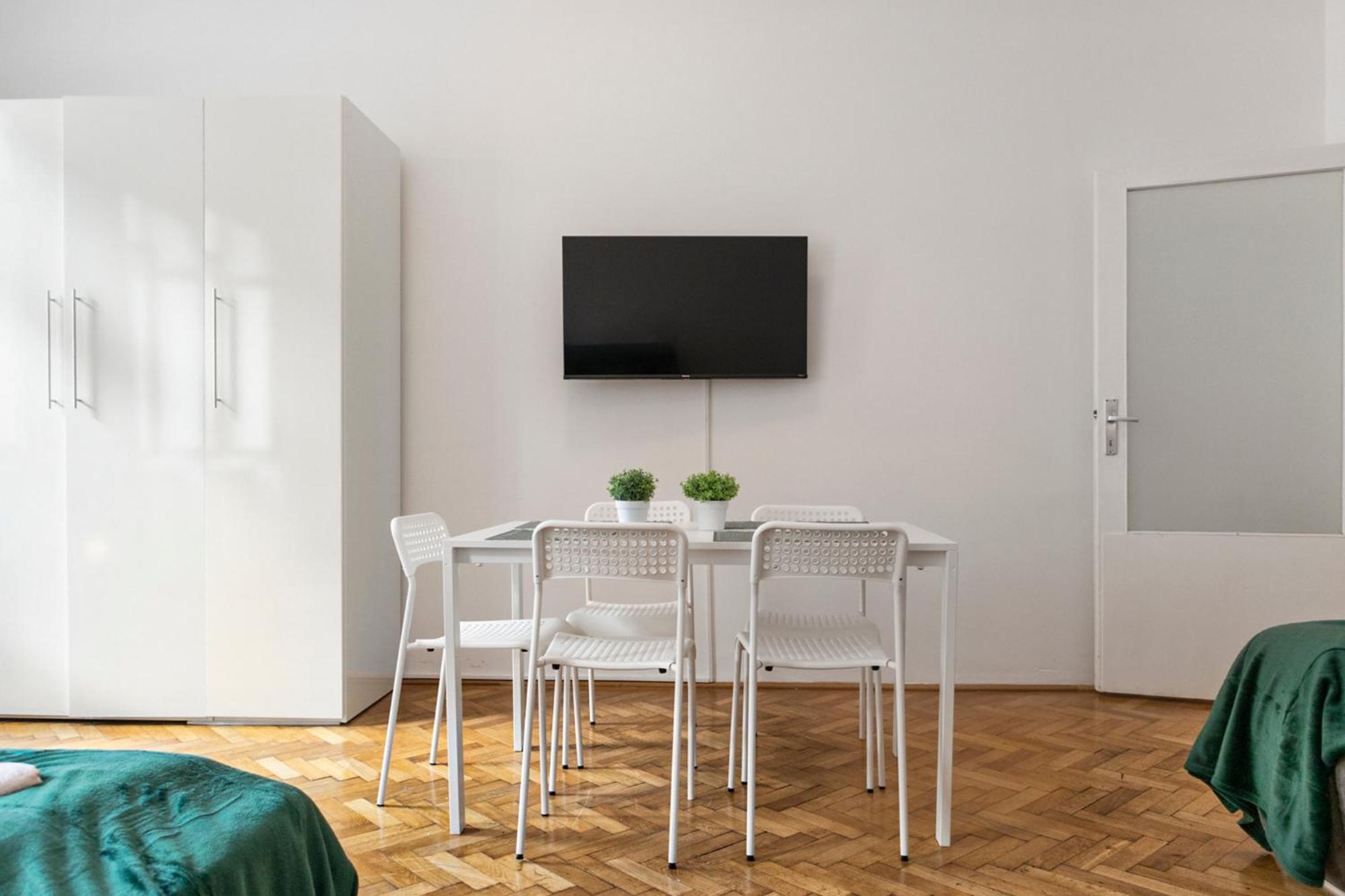 Prime Location & Peaceful Shared 2 Bedroom Apt With Backyard Вена Экстерьер фото