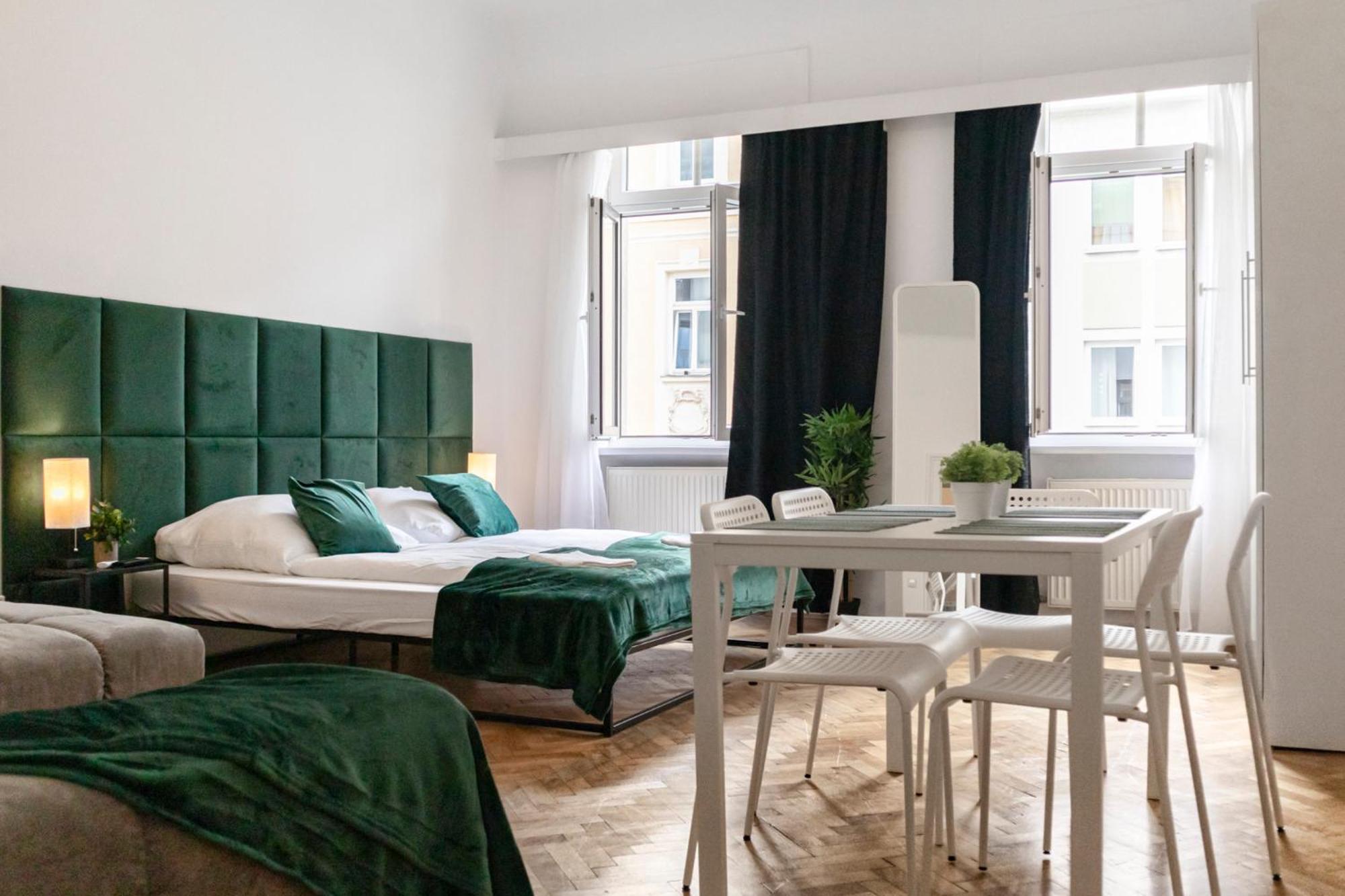 Prime Location & Peaceful Shared 2 Bedroom Apt With Backyard Вена Экстерьер фото